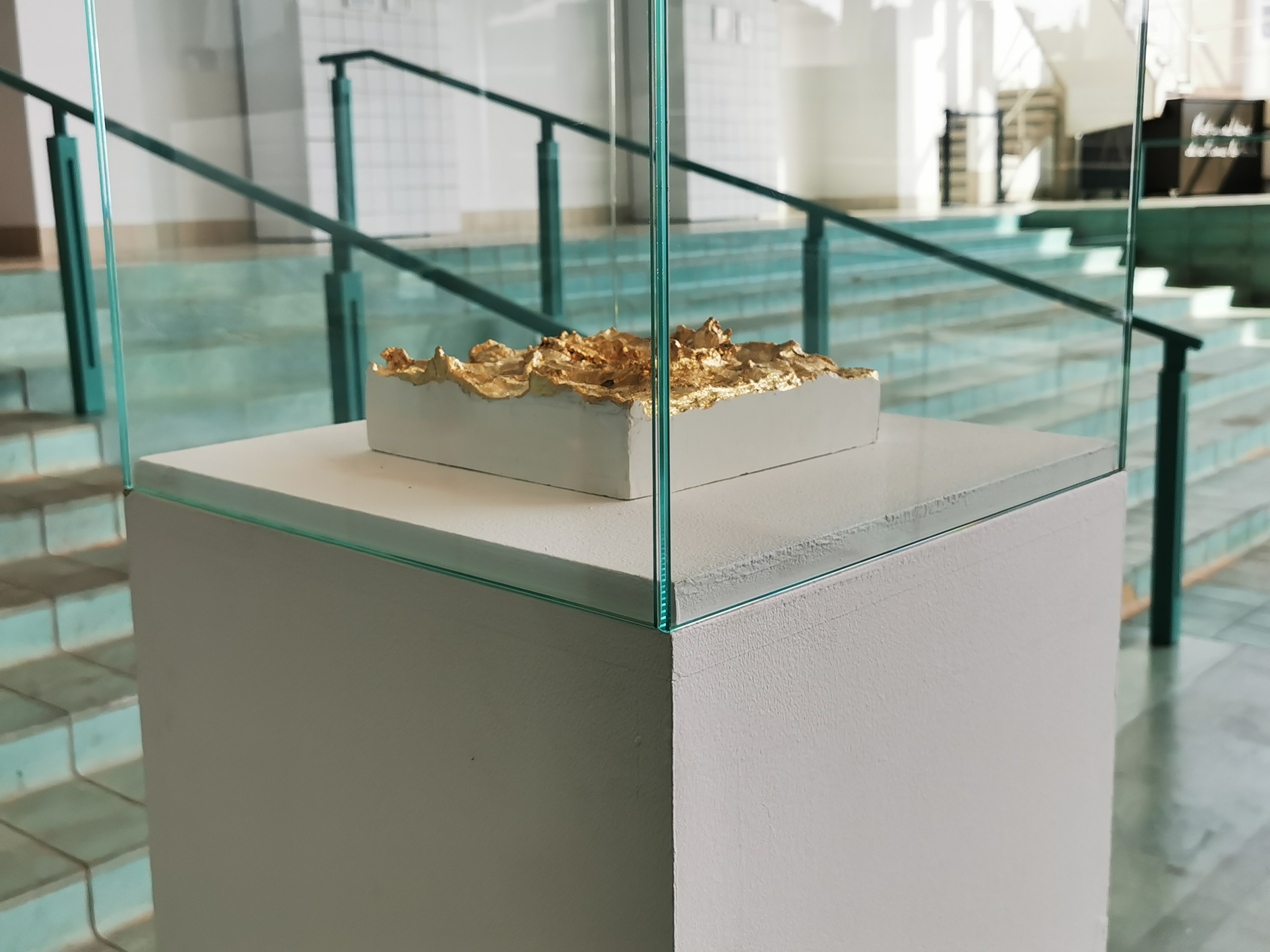 Abysses, 3D print, plaster, gold leaf, frame from the 3D film 344 1300 Cité miroir, Liège (B), "Apnée Culture confinée" 2021